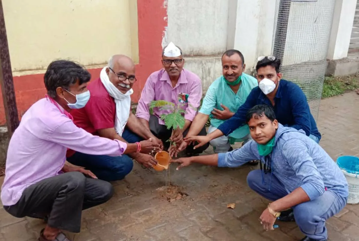 पर्यावरण चेतना समिति ने ट्री गार्ड लगाकर रोपे पौध