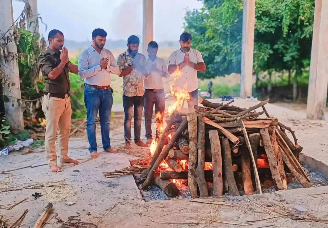 समाजसेवी बरकत अली ने लावारिस व्यक्ति के शव का अंतिम संस्कार किया 