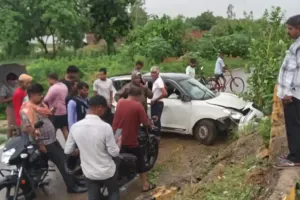 पूर्व प्रमुख आसमान सिंह के बेटे की कार हुई दुर्घटना ग्रस्त, एयरबैग खुलने से बाल बाल बचे